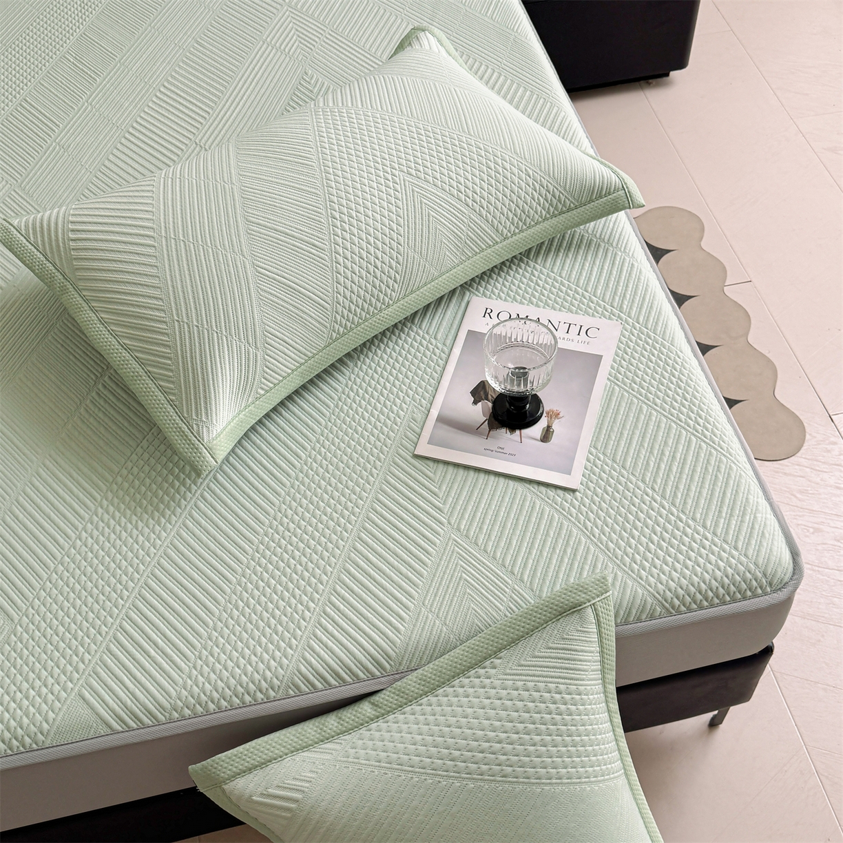 91家纺网 家纺一手货源 找家纺 耐思家纺 2026新品A类高克重高端复合三明治PE乙纶提花冰豆豆凉席床笠都市棱境系列（提供买家秀） 都市棱境-绿床笠款
