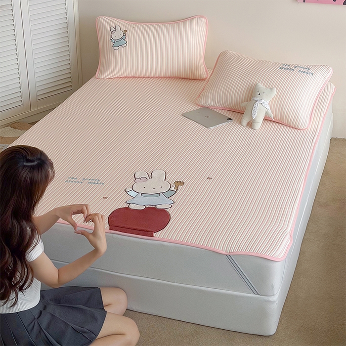 91家纺网 家纺一手货源 找家纺 桃子家居 2026新款A类PE凉感卡通贴布绣高端工艺空调软席床席床笠凉席三件套 PE贴布绣-番茄仙女兔