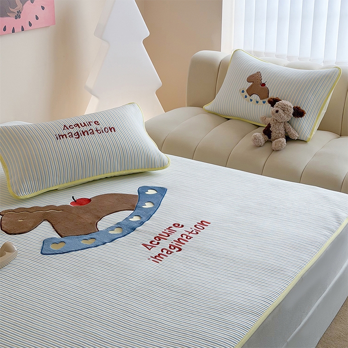 91家纺网 家纺一手货源 找家纺 桃子家居 2026新款A类PE凉感卡通贴布绣高端工艺空调软席床席床笠凉席三件套 PE贴布绣-爱心木马