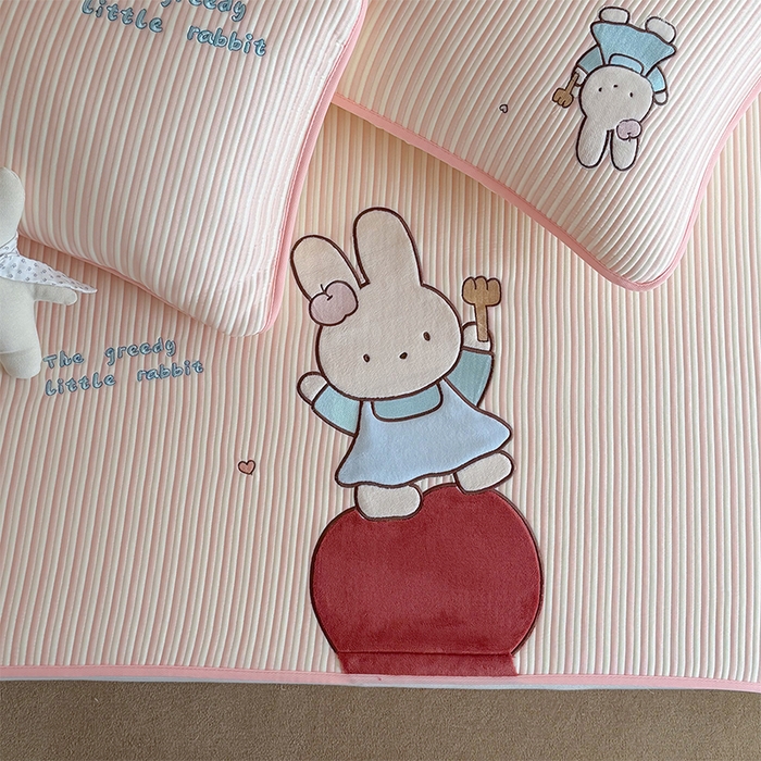 91家纺网 家纺一手货源 找家纺 桃子家居 2026新款A类PE凉感卡通贴布绣高端工艺空调软席床席床笠凉席三件套 PE贴布绣-番茄仙女兔