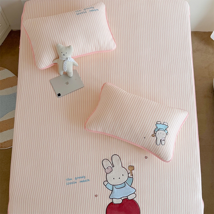 91家纺网 家纺一手货源 找家纺 桃子家居 2026新款A类PE凉感卡通贴布绣高端工艺空调软席床席床笠凉席三件套 PE贴布绣-番茄仙女兔