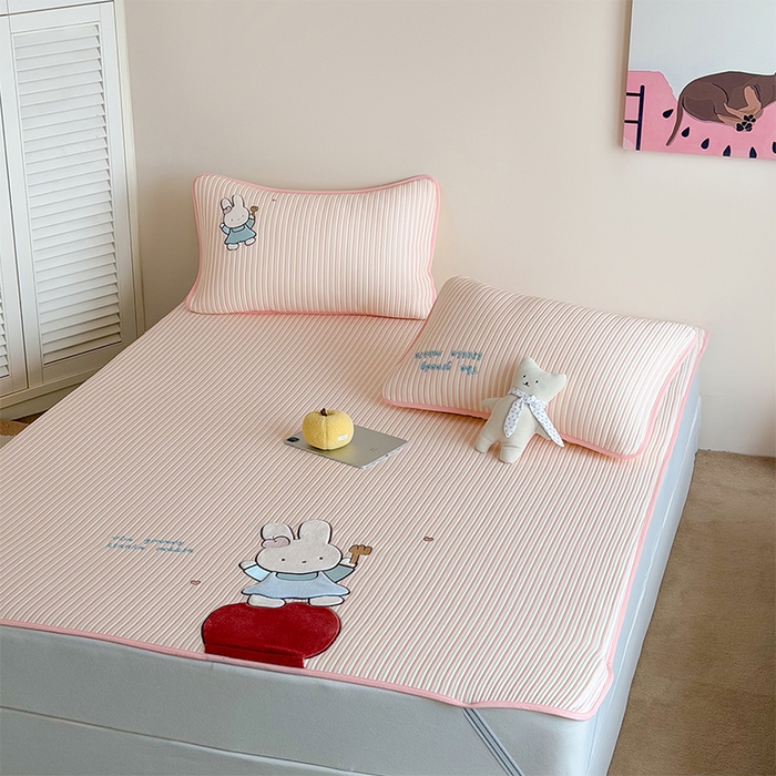 91家纺网 家纺一手货源 找家纺 桃子家居 2026新款A类PE凉感卡通贴布绣高端工艺空调软席床席床笠凉席三件套 PE贴布绣-番茄仙女兔