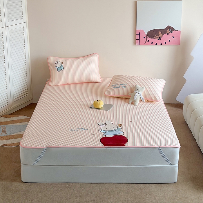 91家纺网 家纺一手货源 找家纺 桃子家居 2026新款A类PE凉感卡通贴布绣高端工艺空调软席床席床笠凉席三件套 PE贴布绣-番茄仙女兔