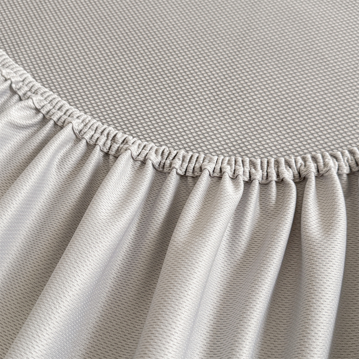 91家纺网 家纺一手货源 找家纺 耐思家纺 2026新品A类高克重高端复合三明治PE乙纶提花冰豆豆凉席床笠都市棱境系列（提供买家秀） 都市棱境-卡其床笠款