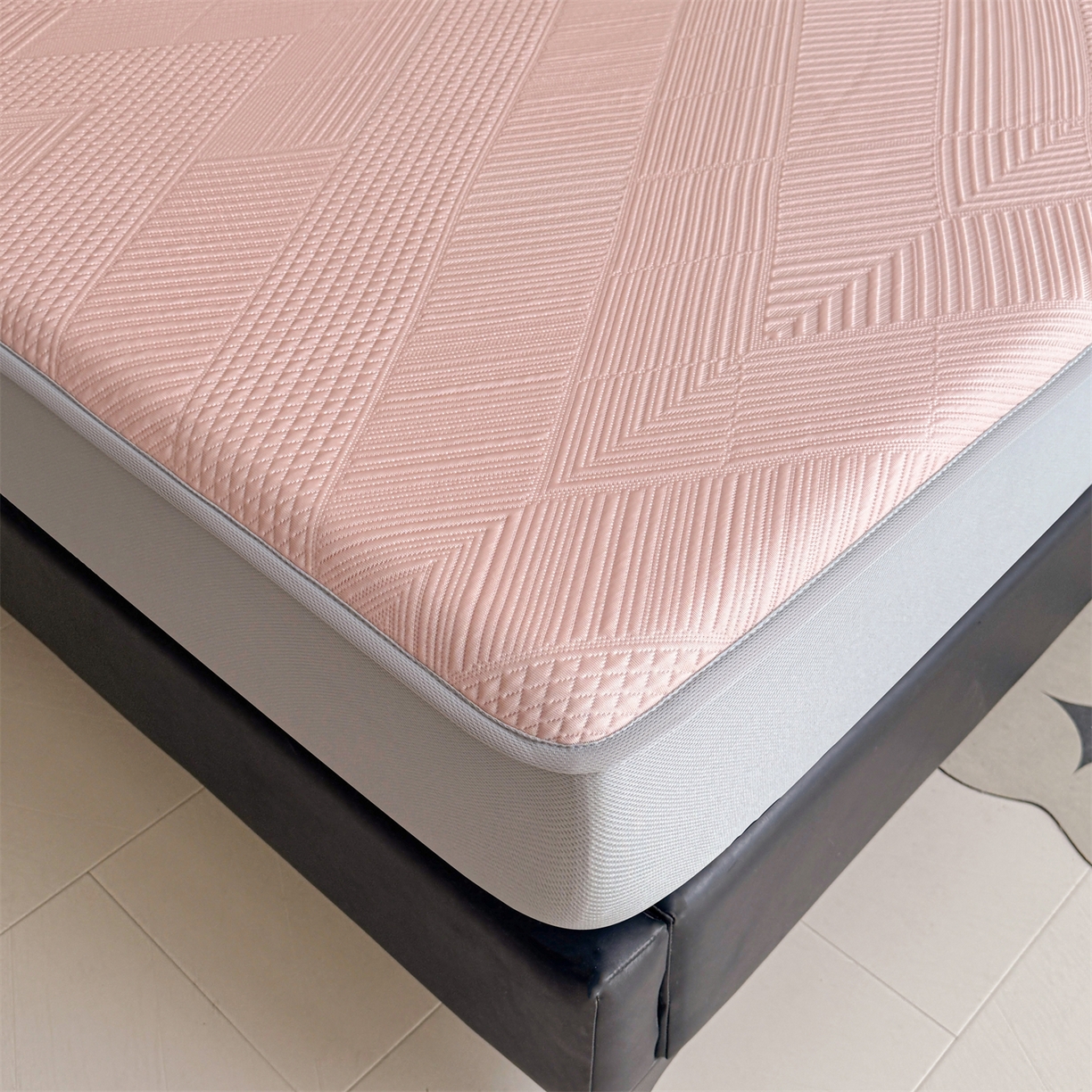 91家纺网 家纺一手货源 找家纺 耐思家纺 2026新品A类高克重高端复合三明治PE乙纶提花冰豆豆凉席床笠都市棱境系列（提供买家秀） 都市棱境-粉床笠款