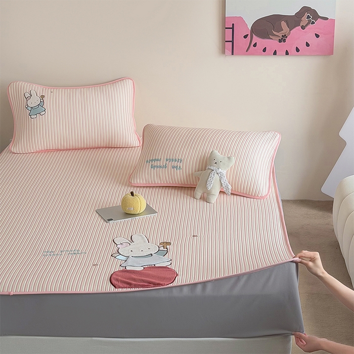 91家纺网 家纺一手货源 找家纺 桃子家居 2026新款A类PE凉感卡通贴布绣高端工艺空调软席床席床笠凉席三件套 PE贴布绣-番茄仙女兔