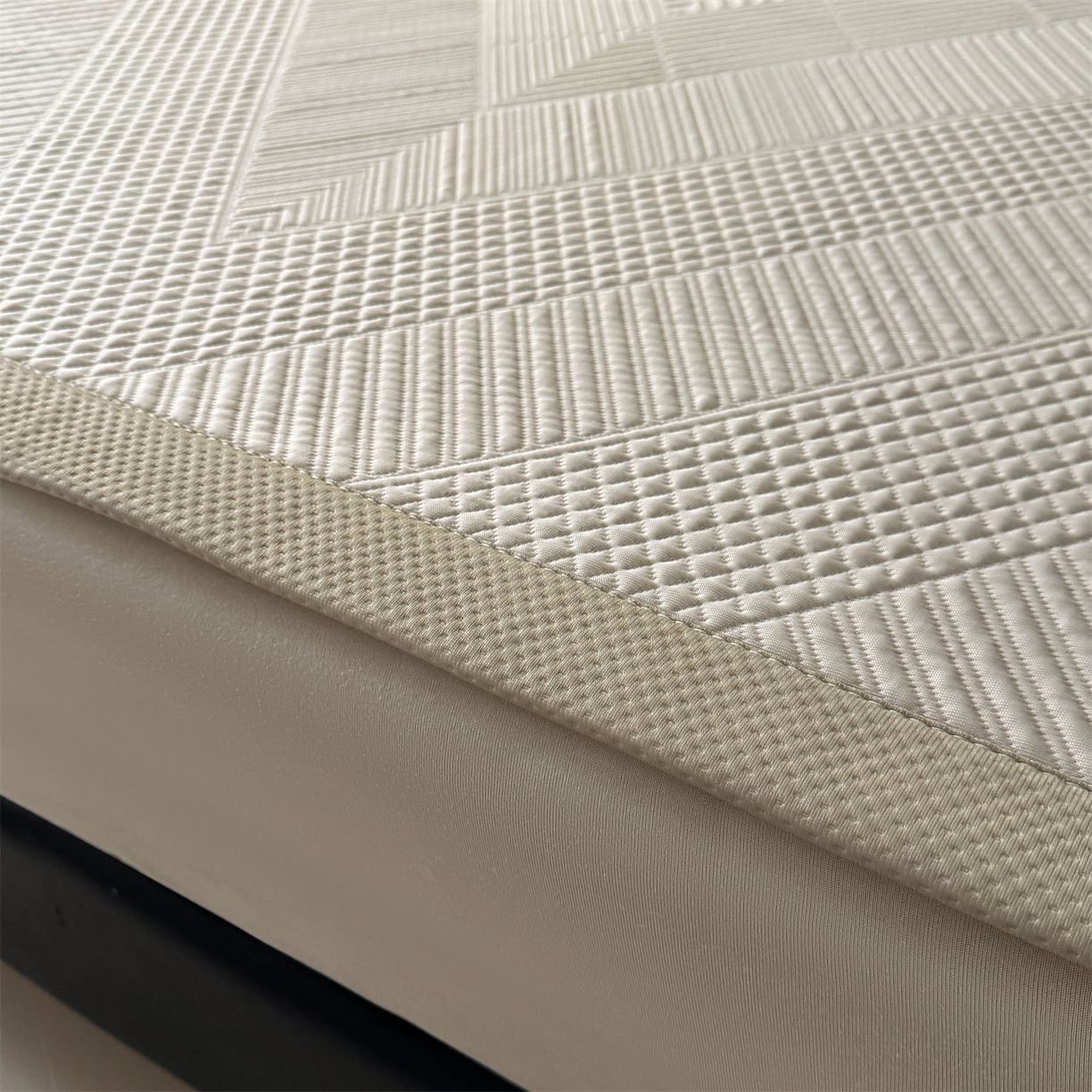 91家纺网 家纺一手货源 找家纺 耐思家纺 2026新品A类高克重高端复合三明治PE乙纶提花冰豆豆凉席床笠都市棱境系列（提供买家秀） 都市棱境-卡其床席款