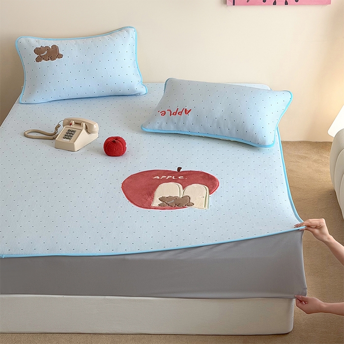 91家纺网 家纺一手货源 找家纺 桃子家居 2026新款A类PE凉感卡通贴布绣高端工艺空调软席床席床笠凉席三件套 PE贴布绣-苹果小狗