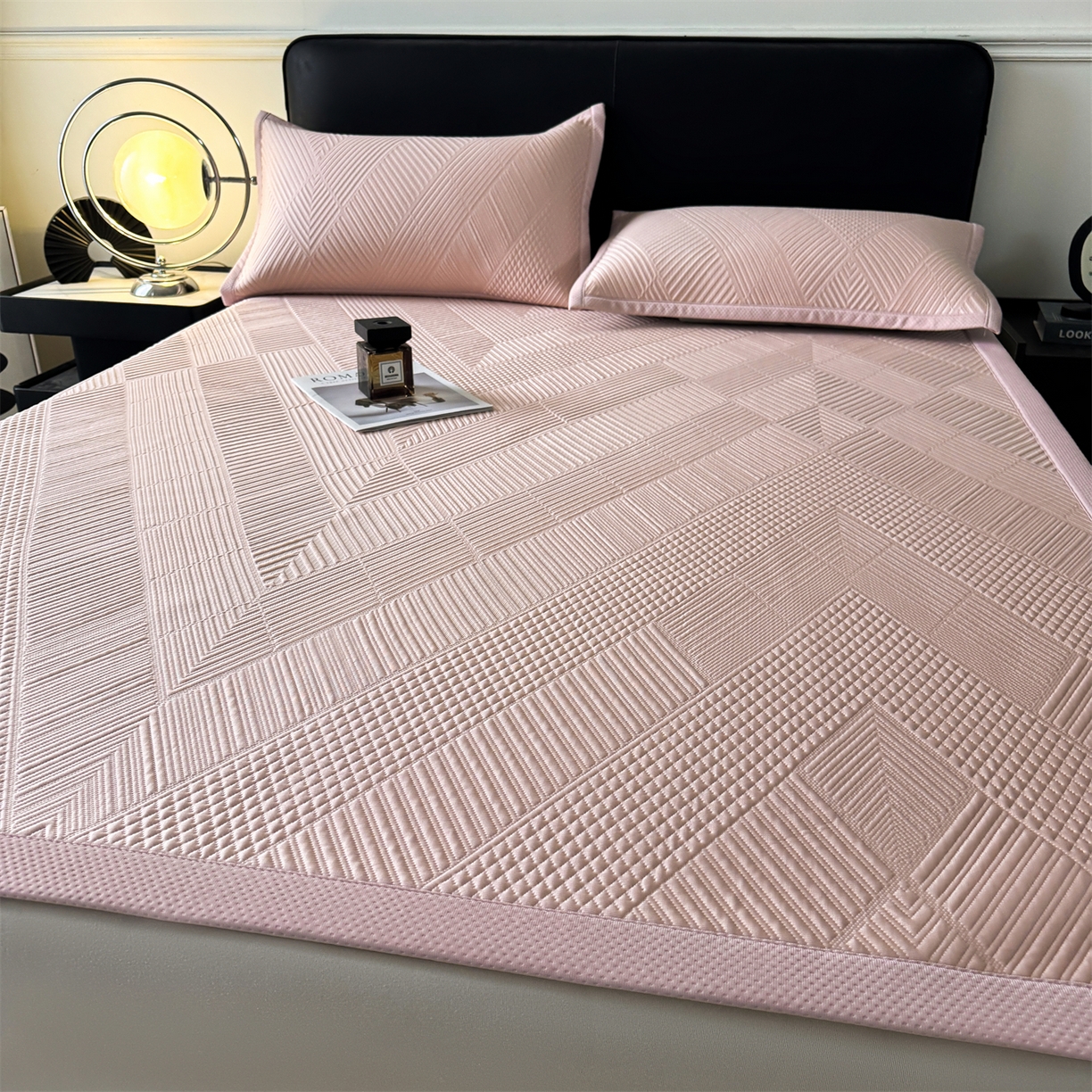 91家纺网 家纺一手货源 找家纺 耐思家纺 2026新品A类高克重高端复合三明治PE乙纶提花冰豆豆凉席床笠都市棱境系列（提供买家秀） 都市棱境-粉床席款