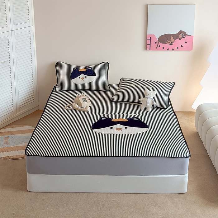 91家纺网 家纺一手货源 找家纺 桃子家居 2026新款A类PE凉感卡通贴布绣高端工艺空调软席床席床笠凉席三件套 PE贴布绣-酷酷猫