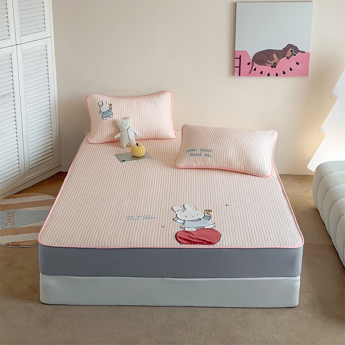 91家纺网 家纺一手货源 找家纺 桃子家居 2026新款A类PE凉感卡通贴布绣高端工艺空调软席床席床笠凉席三件套 PE贴布绣-番茄仙女兔