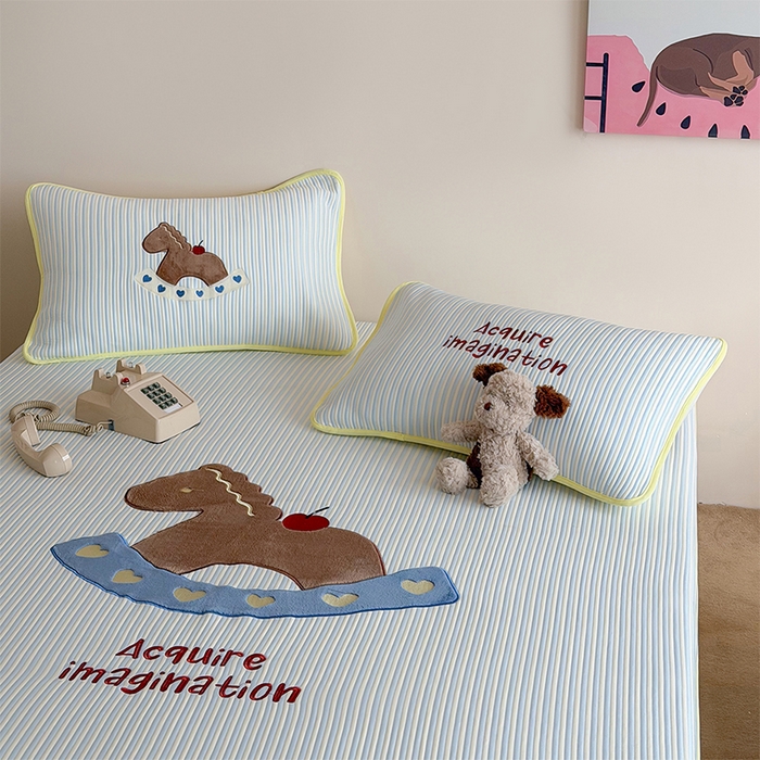 91家纺网 家纺一手货源 找家纺 桃子家居 2026新款A类PE凉感卡通贴布绣高端工艺空调软席床席床笠凉席三件套 PE贴布绣-爱心木马