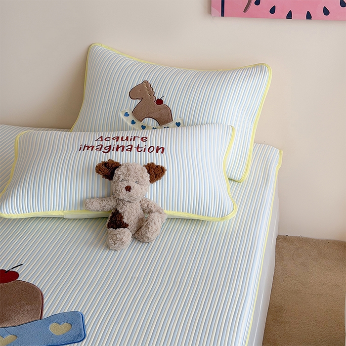 91家纺网 家纺一手货源 找家纺 桃子家居 2026新款A类PE凉感卡通贴布绣高端工艺空调软席床席床笠凉席三件套 PE贴布绣-爱心木马