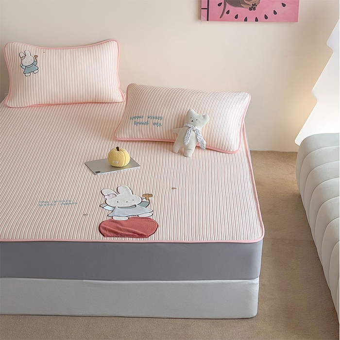 91家纺网 家纺一手货源 找家纺 桃子家居 2026新款A类PE凉感卡通贴布绣高端工艺空调软席床席床笠凉席三件套 PE贴布绣-番茄仙女兔