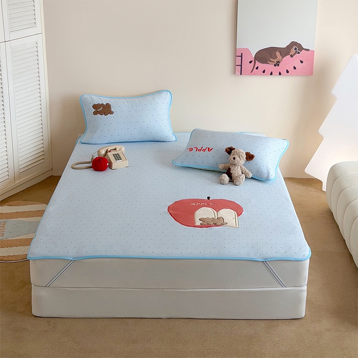 91家纺网 家纺一手货源 找家纺 桃子家居 2026新款A类PE凉感卡通贴布绣高端工艺空调软席床席床笠凉席三件套 PE贴布绣-苹果小狗