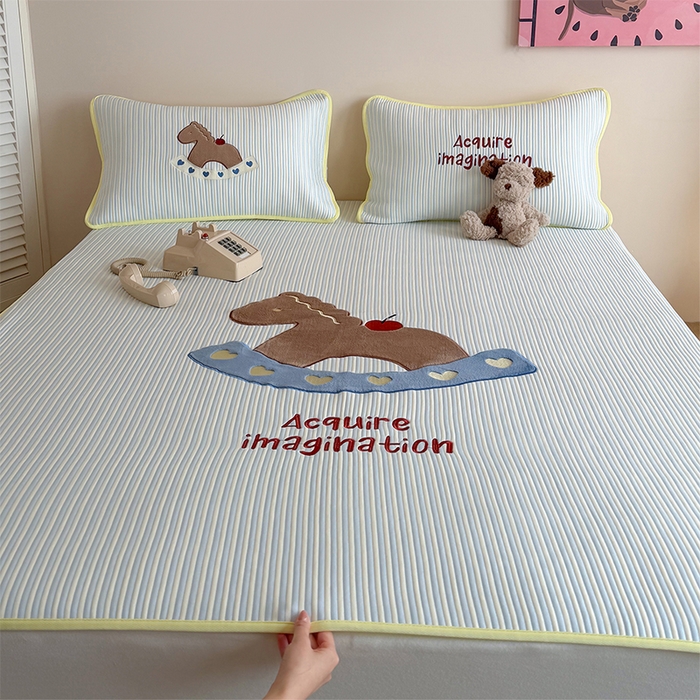 91家纺网 家纺一手货源 找家纺 桃子家居 2026新款A类PE凉感卡通贴布绣高端工艺空调软席床席床笠凉席三件套 PE贴布绣-爱心木马