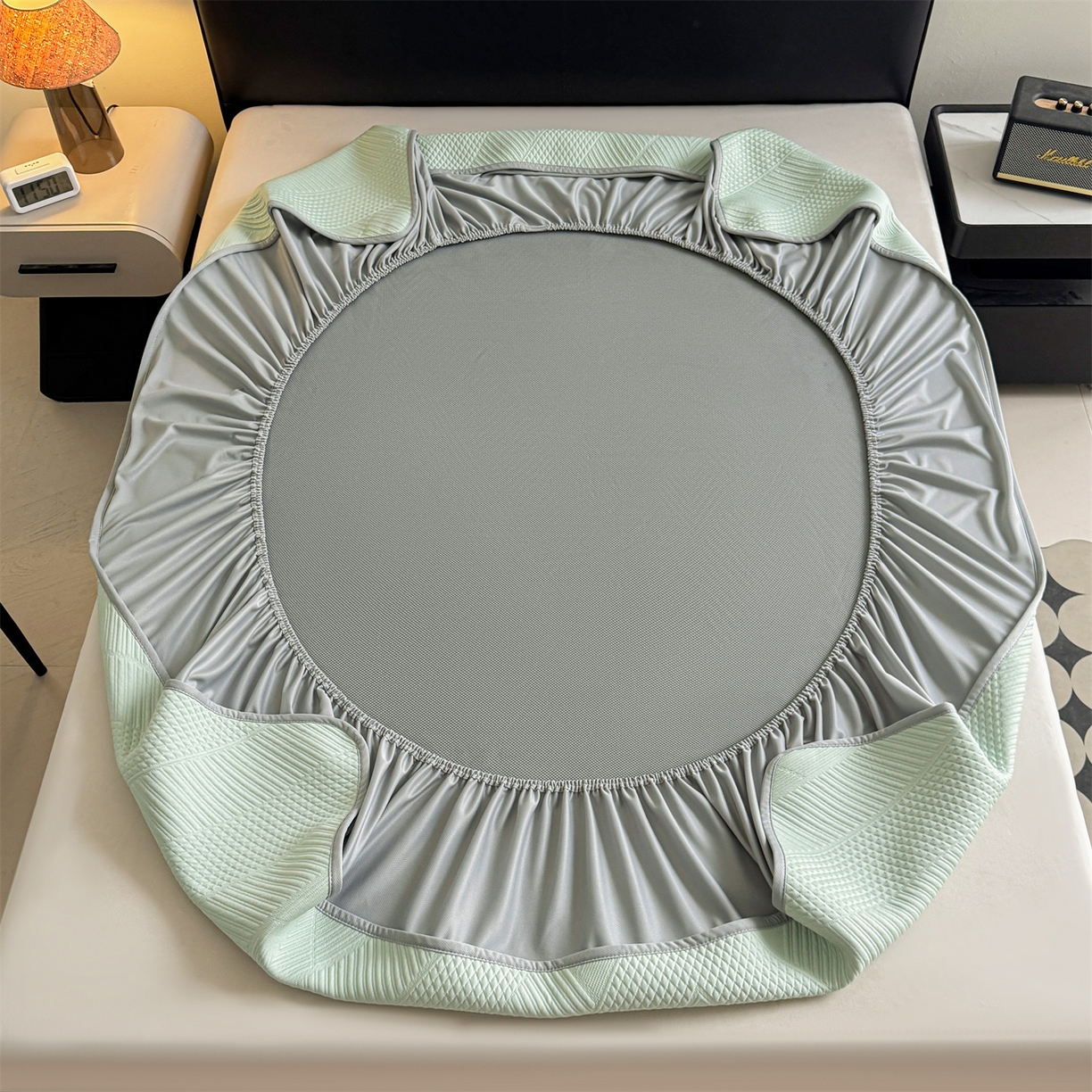 91家纺网 家纺一手货源 找家纺 耐思家纺 2026新品A类高克重高端复合三明治PE乙纶提花冰豆豆凉席床笠都市棱境系列（提供买家秀） 都市棱境-绿床笠款