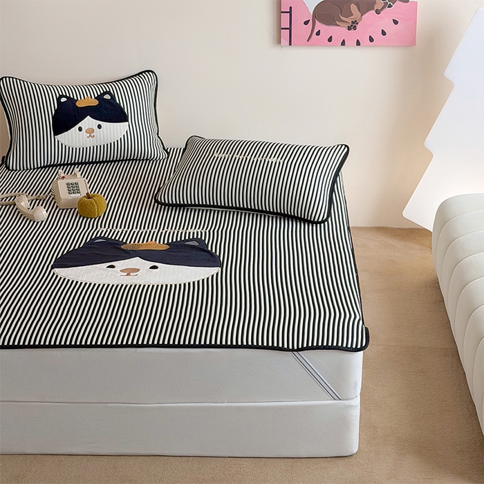 91家纺网 家纺一手货源 找家纺 桃子家居 2026新款A类PE凉感卡通贴布绣高端工艺空调软席床席床笠凉席三件套 PE贴布绣-酷酷猫