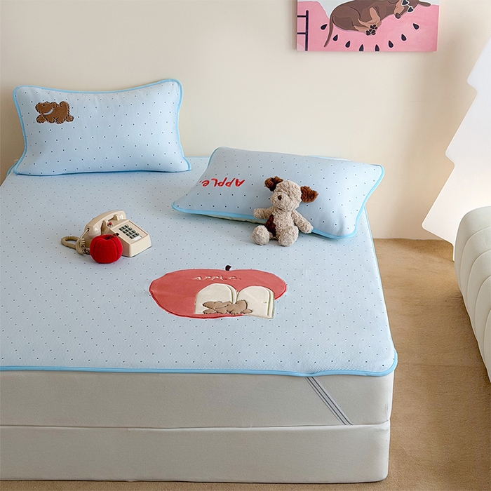 91家纺网 家纺一手货源 找家纺 桃子家居 2026新款A类PE凉感卡通贴布绣高端工艺空调软席床席床笠凉席三件套 PE贴布绣-苹果小狗