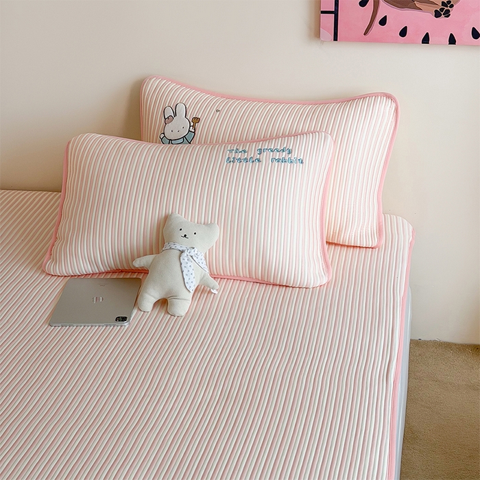 91家纺网 家纺一手货源 找家纺 桃子家居 2026新款A类PE凉感卡通贴布绣高端工艺空调软席床席床笠凉席三件套 PE贴布绣-番茄仙女兔