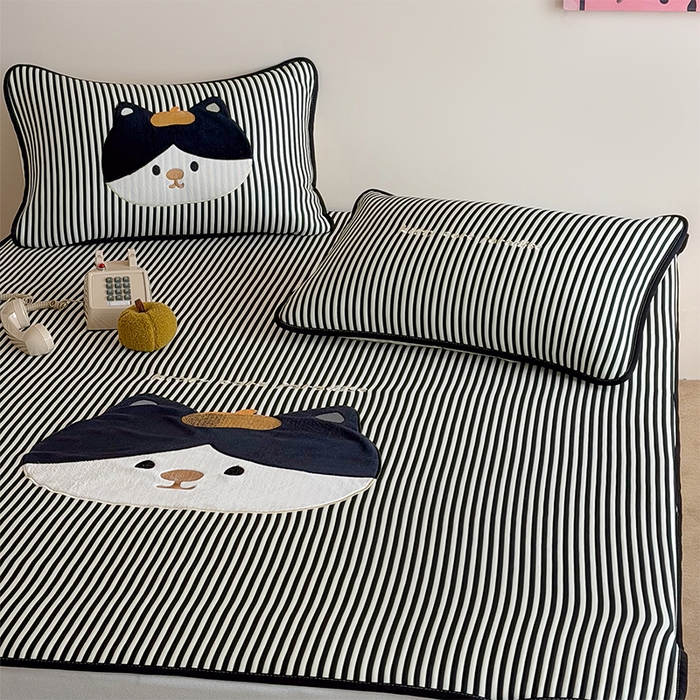 91家纺网 家纺一手货源 找家纺 桃子家居 2026新款A类PE凉感卡通贴布绣高端工艺空调软席床席床笠凉席三件套 PE贴布绣-酷酷猫