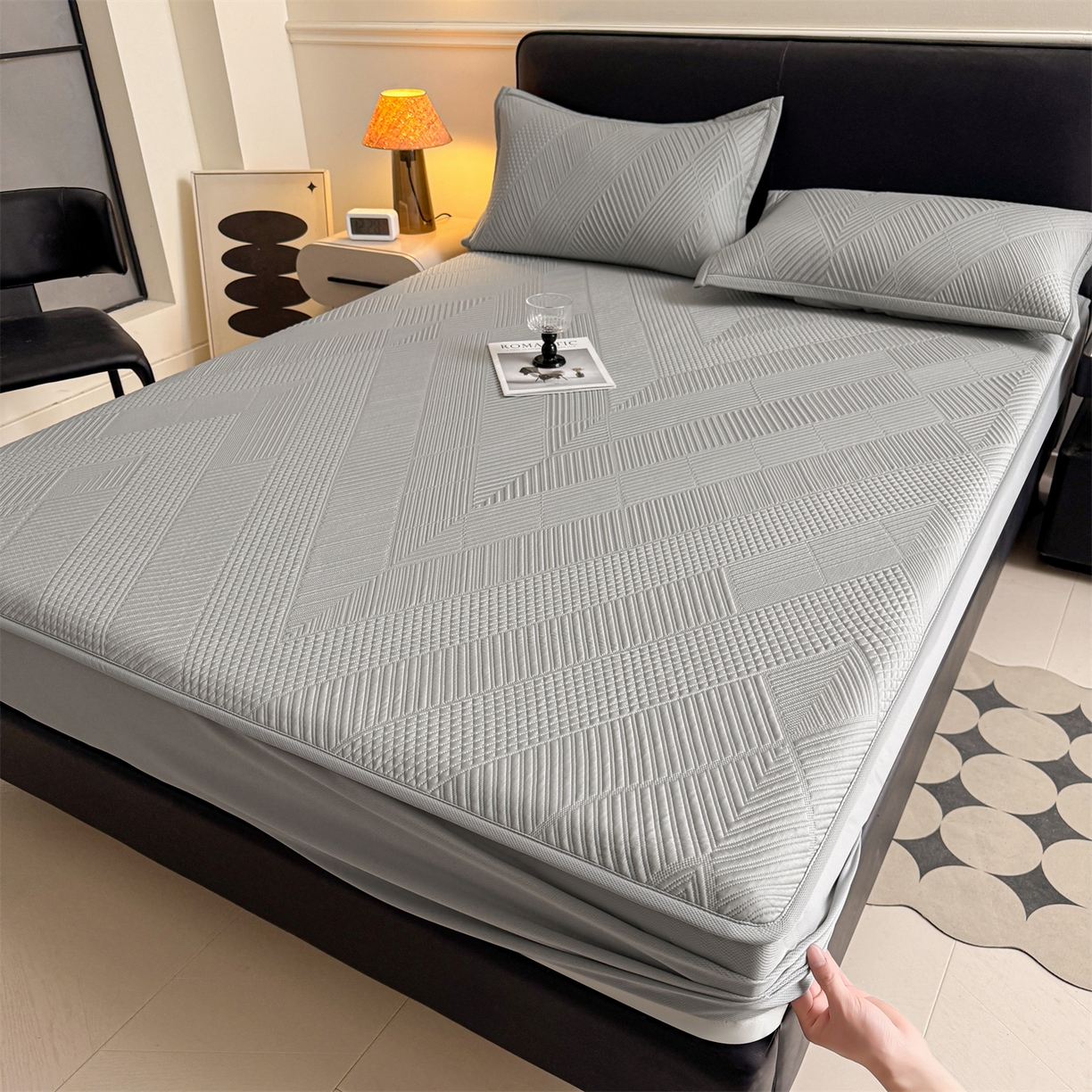 91家纺网 家纺一手货源 找家纺 耐思家纺 2026新品A类高克重高端复合三明治PE乙纶提花冰豆豆凉席床笠都市棱境系列（提供买家秀） 都市棱境-灰床笠款