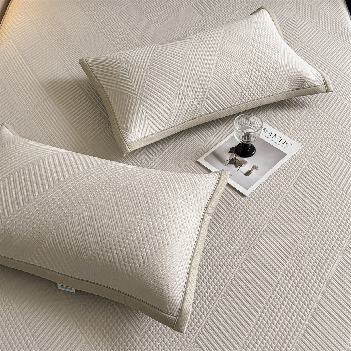 91家纺网 家纺一手货源 找家纺 耐思家纺 2026新品A类高克重高端复合三明治PE乙纶提花冰豆豆凉席床笠都市棱境系列（提供买家秀） 都市棱境-卡其床笠款