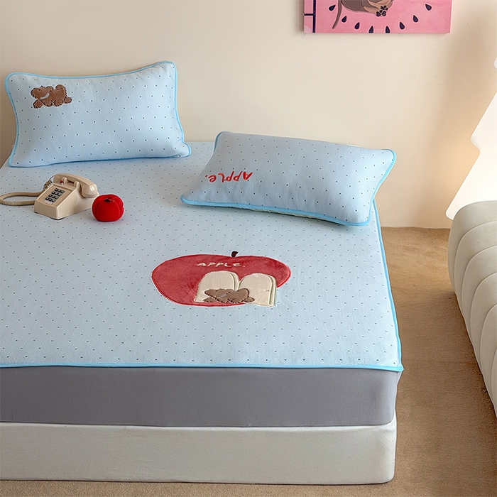 91家纺网 家纺一手货源 找家纺 桃子家居 2026新款A类PE凉感卡通贴布绣高端工艺空调软席床席床笠凉席三件套 PE贴布绣-苹果小狗