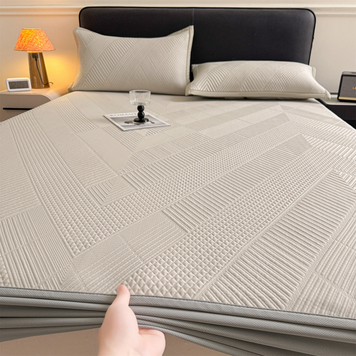 91家纺网 家纺一手货源 找家纺 耐思家纺 2026新品A类高克重高端复合三明治PE乙纶提花冰豆豆凉席床笠都市棱境系列（提供买家秀） 都市棱境-卡其床笠款