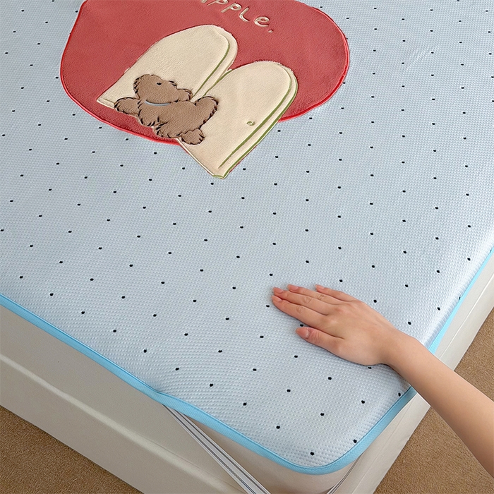 91家纺网 家纺一手货源 找家纺 桃子家居 2026新款A类PE凉感卡通贴布绣高端工艺空调软席床席床笠凉席三件套 PE贴布绣-苹果小狗