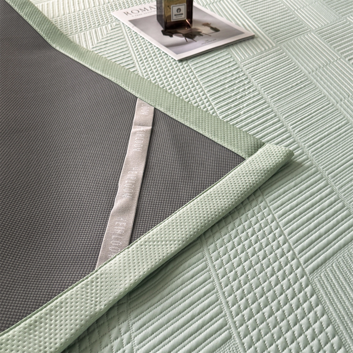 91家纺网 家纺一手货源 找家纺 耐思家纺 2026新品A类高克重高端复合三明治PE乙纶提花冰豆豆凉席床笠都市棱境系列（提供买家秀） 都市棱境-绿床席款