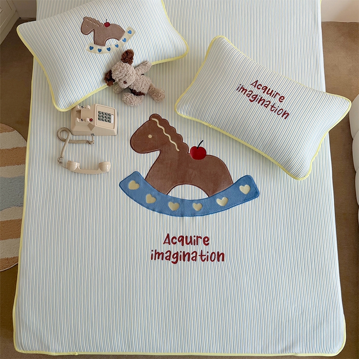 91家纺网 家纺一手货源 找家纺 桃子家居 2026新款A类PE凉感卡通贴布绣高端工艺空调软席床席床笠凉席三件套 PE贴布绣-爱心木马