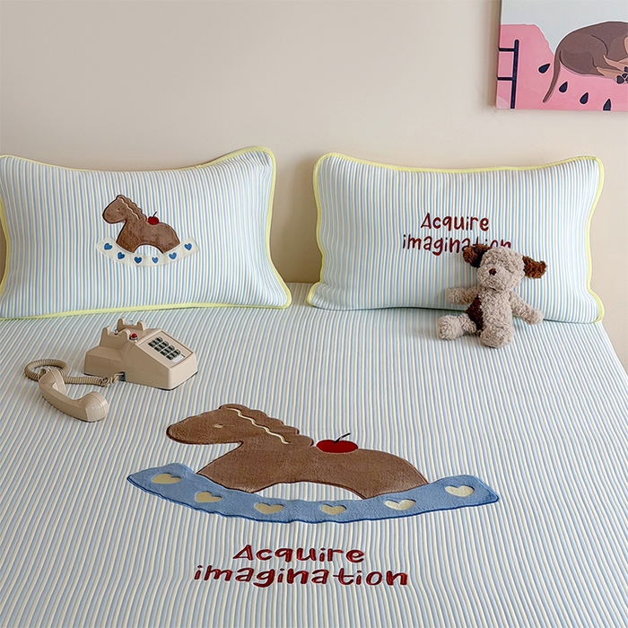 91家纺网 家纺一手货源 找家纺 桃子家居 2026新款A类PE凉感卡通贴布绣高端工艺空调软席床席床笠凉席三件套 PE贴布绣-爱心木马