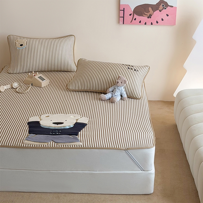 91家纺网 家纺一手货源 找家纺 桃子家居 2026新款A类PE凉感卡通贴布绣高端工艺空调软席床席床笠凉席三件套 PE贴布绣-清新熊