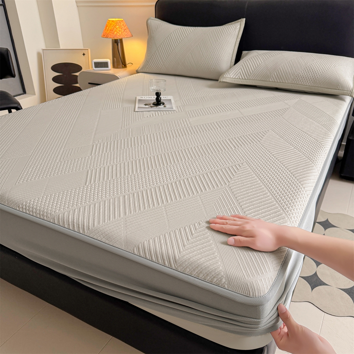 91家纺网 家纺一手货源 找家纺 耐思家纺 2026新品A类高克重高端复合三明治PE乙纶提花冰豆豆凉席床笠都市棱境系列（提供买家秀） 都市棱境-卡其床笠款