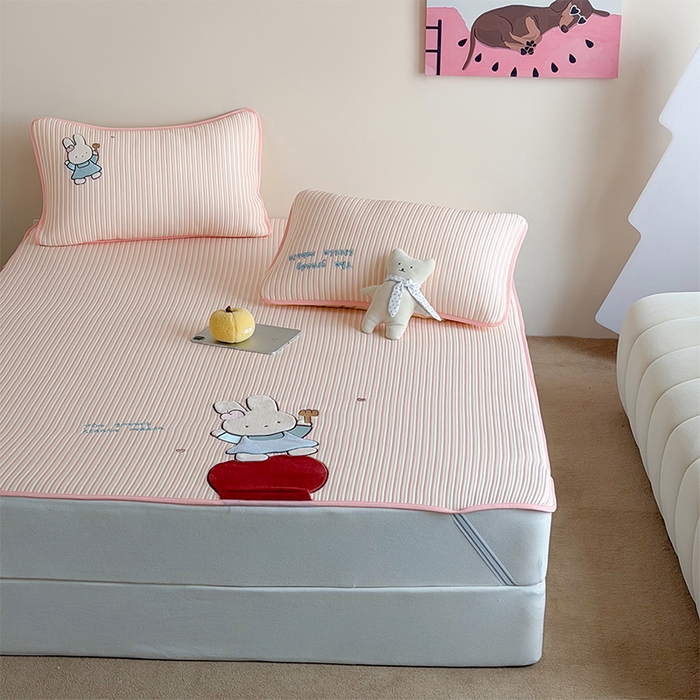 91家纺网 家纺一手货源 找家纺 桃子家居 2026新款A类PE凉感卡通贴布绣高端工艺空调软席床席床笠凉席三件套 PE贴布绣-番茄仙女兔