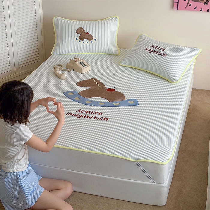 91家纺网 家纺一手货源 找家纺 桃子家居 2026新款A类PE凉感卡通贴布绣高端工艺空调软席床席床笠凉席三件套 PE贴布绣-爱心木马