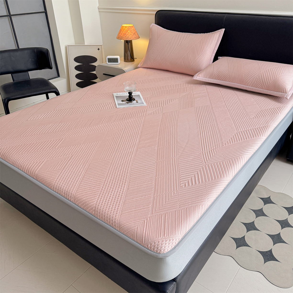 91家纺网 家纺一手货源 找家纺 耐思家纺 2026新品A类高克重高端复合三明治PE乙纶提花冰豆豆凉席床笠都市棱境系列（提供买家秀） 都市棱境-粉床笠款