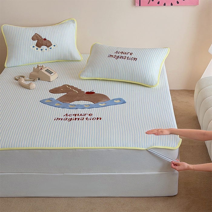 91家纺网 家纺一手货源 找家纺 桃子家居 2026新款A类PE凉感卡通贴布绣高端工艺空调软席床席床笠凉席三件套 PE贴布绣-爱心木马