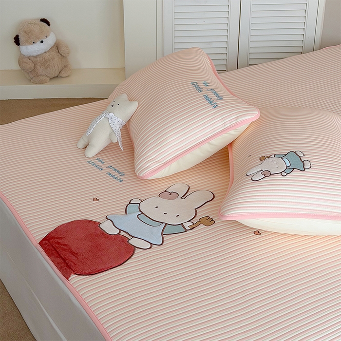 91家纺网 家纺一手货源 找家纺 桃子家居 2026新款A类PE凉感卡通贴布绣高端工艺空调软席床席床笠凉席三件套 PE贴布绣-番茄仙女兔