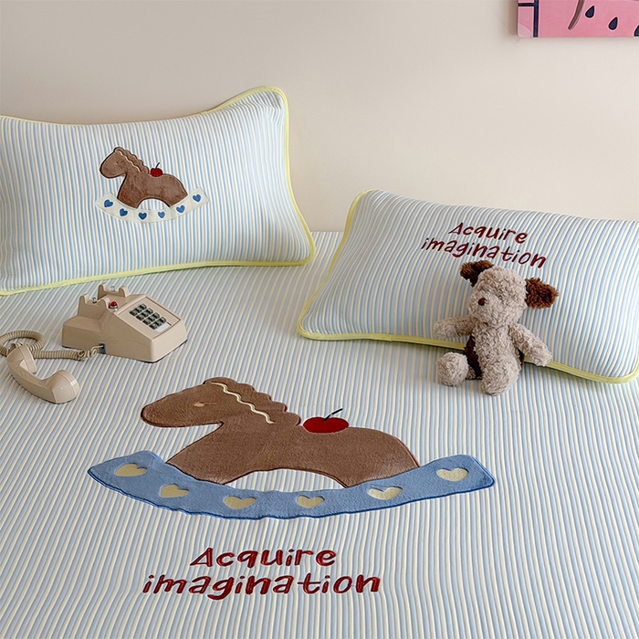 91家纺网 家纺一手货源 找家纺 桃子家居 2026新款A类PE凉感卡通贴布绣高端工艺空调软席床席床笠凉席三件套 PE贴布绣-爱心木马