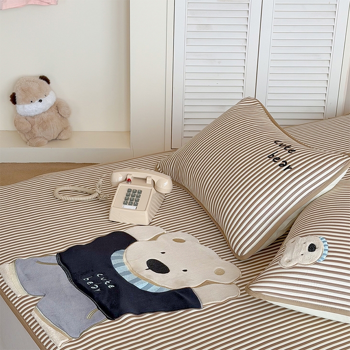 91家纺网 家纺一手货源 找家纺 桃子家居 2026新款A类PE凉感卡通贴布绣高端工艺空调软席床席床笠凉席三件套 PE贴布绣-清新熊