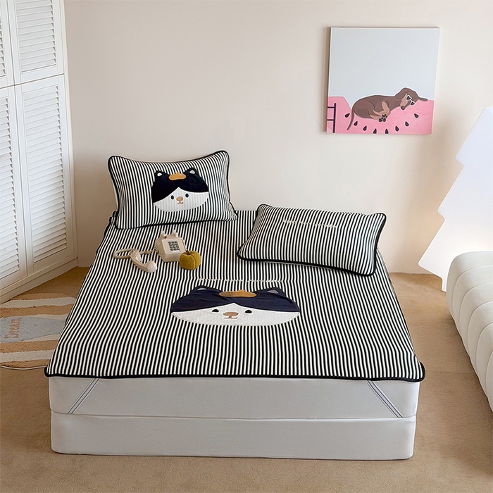 91家纺网 家纺一手货源 找家纺 桃子家居 2026新款A类PE凉感卡通贴布绣高端工艺空调软席床席床笠凉席三件套 PE贴布绣-酷酷猫