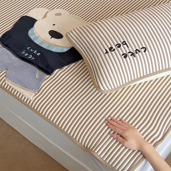 91家纺网 家纺一手货源 找家纺 桃子家居 2026新款A类PE凉感卡通贴布绣高端工艺空调软席床席床笠凉席三件套 PE贴布绣-清新熊