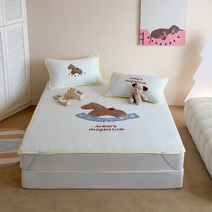 91家纺网 家纺一手货源 找家纺 桃子家居 2026新款A类PE凉感卡通贴布绣高端工艺空调软席床席床笠凉席三件套 PE贴布绣-爱心木马