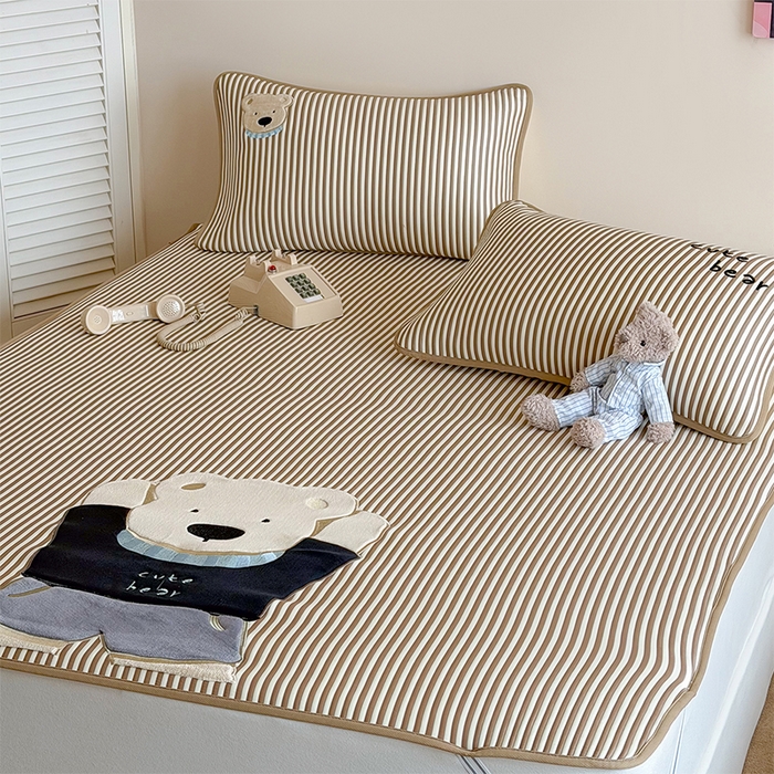 91家纺网 家纺一手货源 找家纺 桃子家居 2026新款A类PE凉感卡通贴布绣高端工艺空调软席床席床笠凉席三件套 PE贴布绣-清新熊