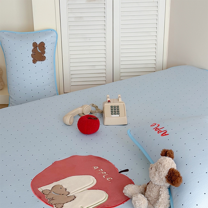 91家纺网 家纺一手货源 找家纺 桃子家居 2026新款A类PE凉感卡通贴布绣高端工艺空调软席床席床笠凉席三件套 PE贴布绣-苹果小狗