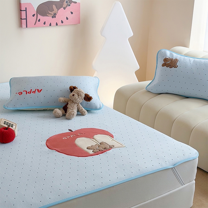 91家纺网 家纺一手货源 找家纺 桃子家居 2026新款A类PE凉感卡通贴布绣高端工艺空调软席床席床笠凉席三件套 PE贴布绣-苹果小狗