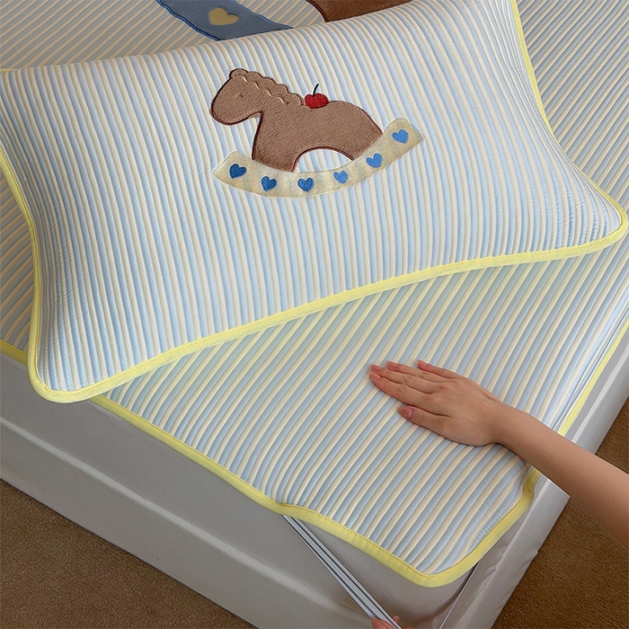 91家纺网 家纺一手货源 找家纺 桃子家居 2026新款A类PE凉感卡通贴布绣高端工艺空调软席床席床笠凉席三件套 PE贴布绣-爱心木马