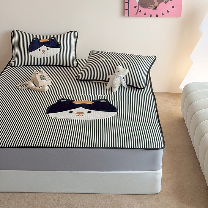 91家纺网 家纺一手货源 找家纺 桃子家居 2026新款A类PE凉感卡通贴布绣高端工艺空调软席床席床笠凉席三件套 PE贴布绣-酷酷猫